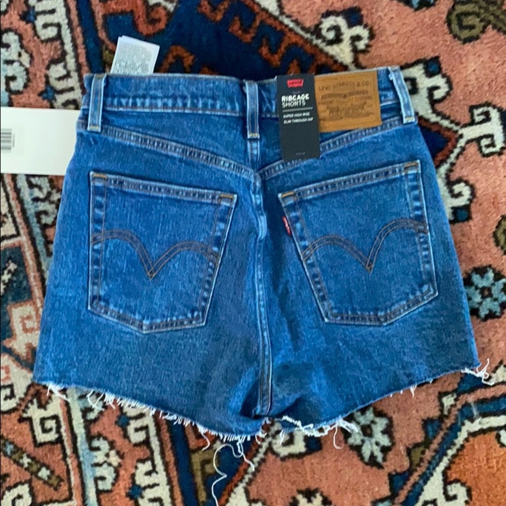Levi’s Ribcage Shorts - Picture 2 of 5
